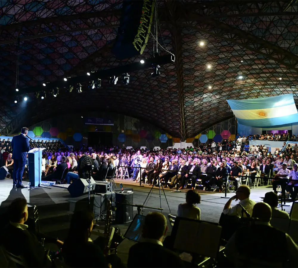 Sujarchuk habla ante los concejales e invitados en uno de los pabellones de la Fiesta de la Flor