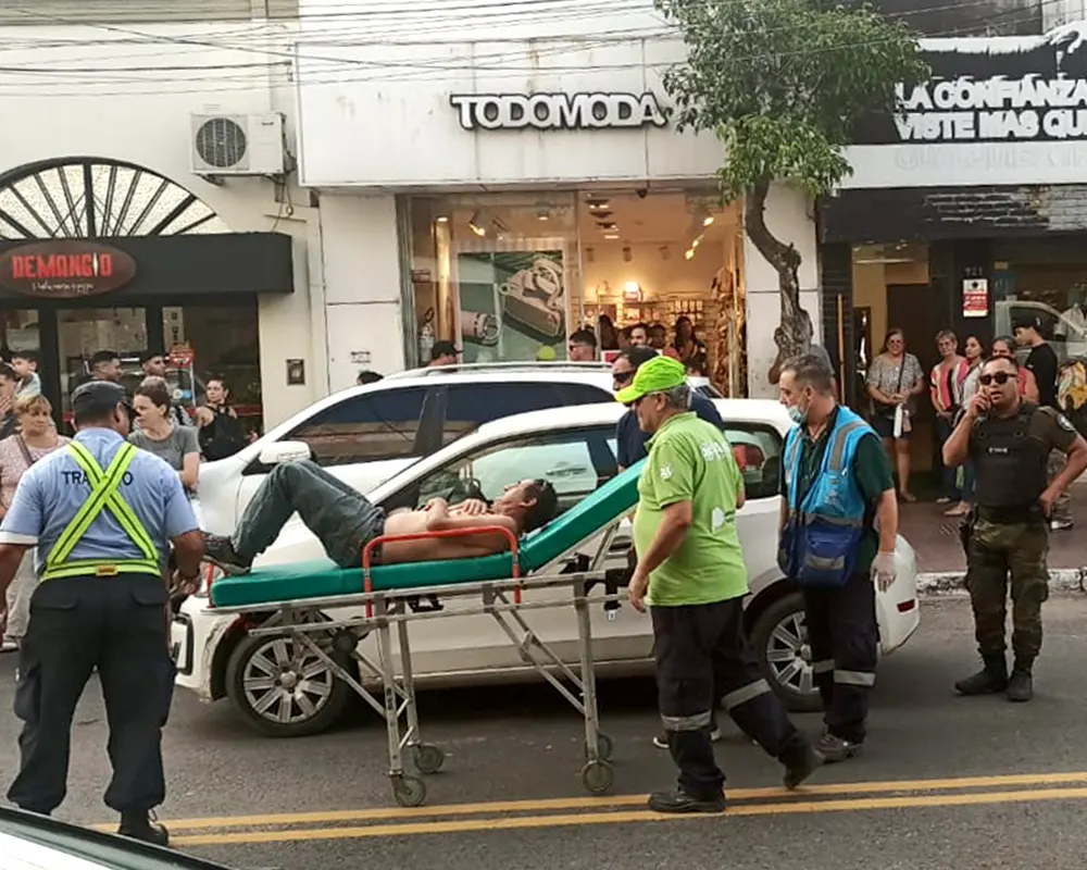 el conductor es llevado al hospital en una camilla