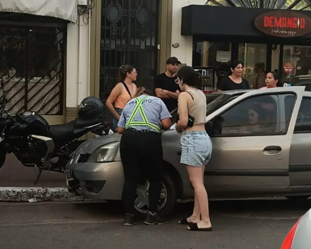 la joven chocada por el conductor alcoholizado dialoga con una inspectora de tránsito