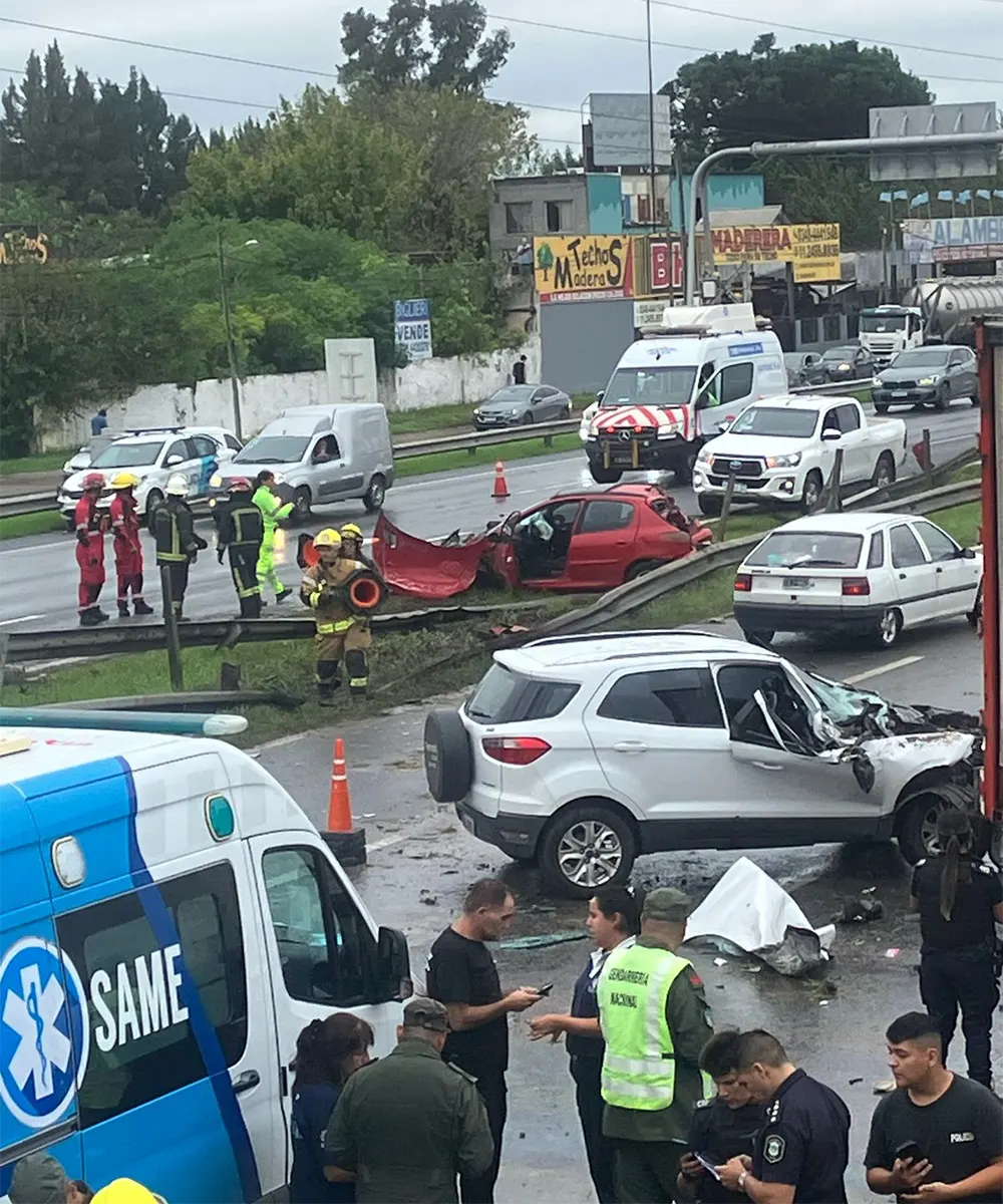 el peugeot y la ecosport chocados por el camión