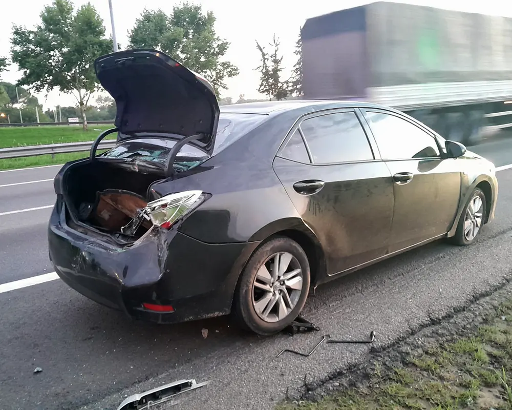 El impacto en la parte trasera del Toyota Corolla
