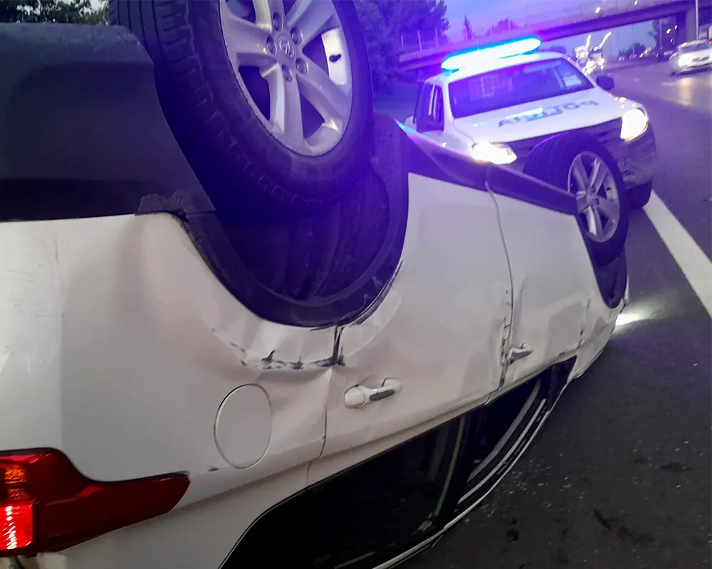 El Toyota Rav4 volcado sobre la autopista tras el choque con el Ameriva