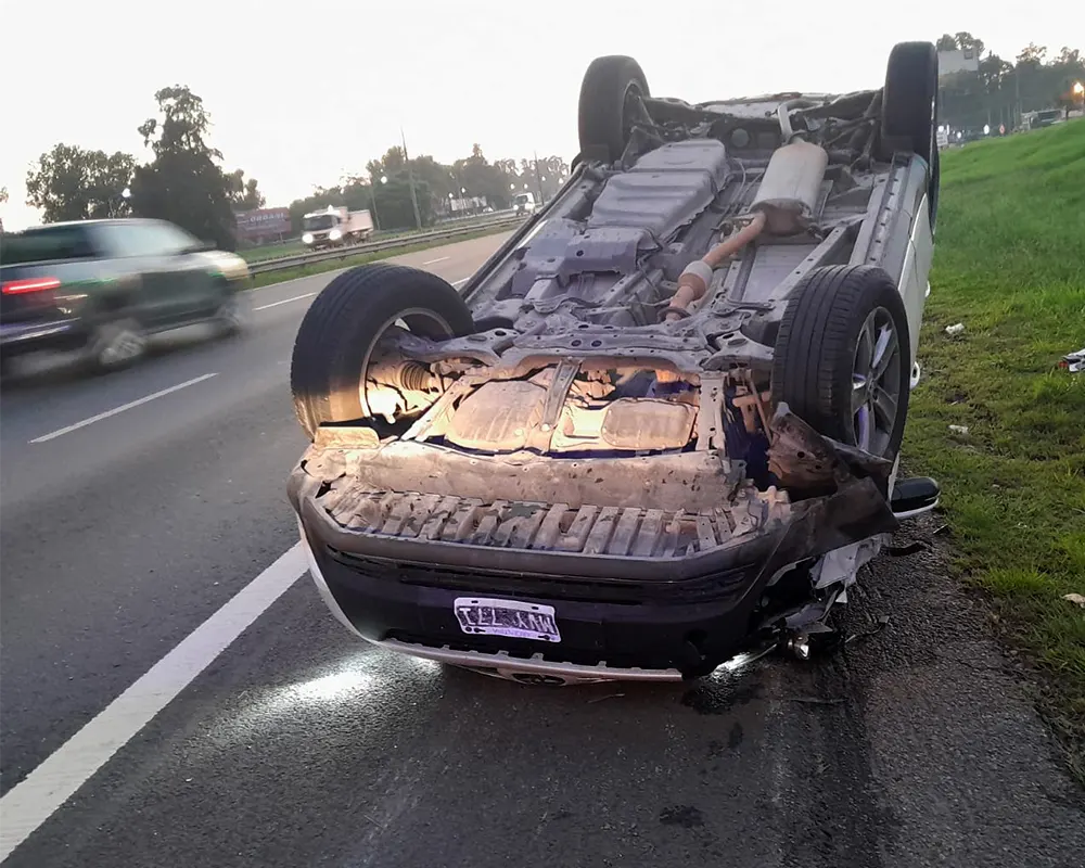 El Toyota Rav4 volcado sobre la autopista tras el choque con el Ameriva