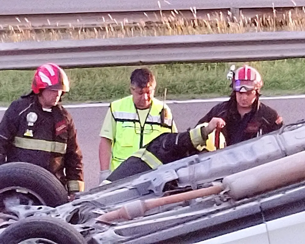 bomberos trabajan en el lugar el choque