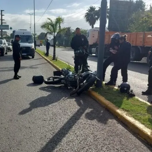 agentes de la policía municipal en el lugar del accidente