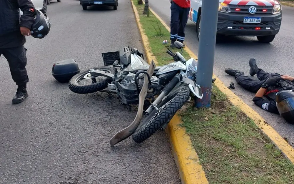 accidente policia municipal la moto del policía municipal desparramada sobre el asfalto