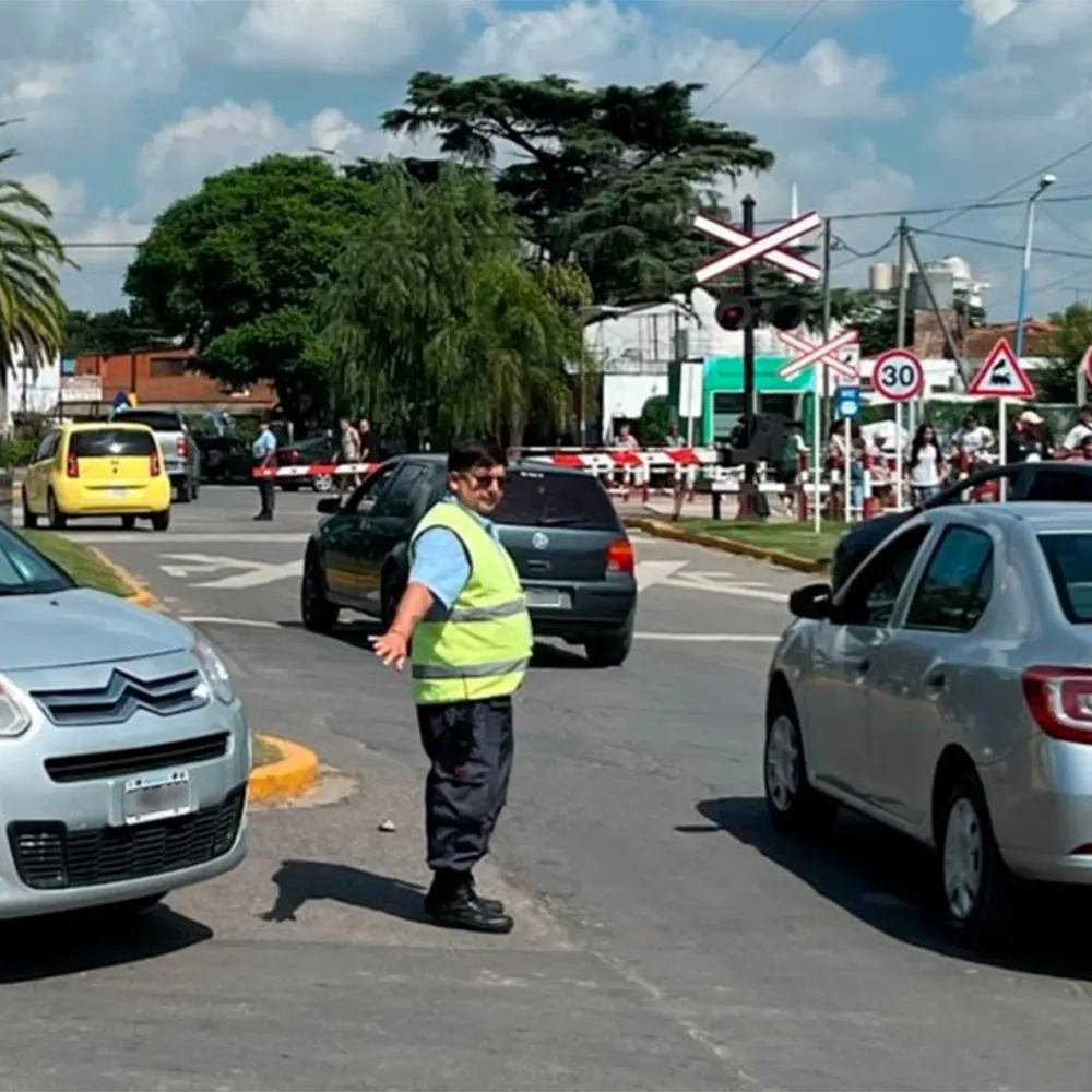 Agente de tránsito frente a las barreras del boulevard Perón