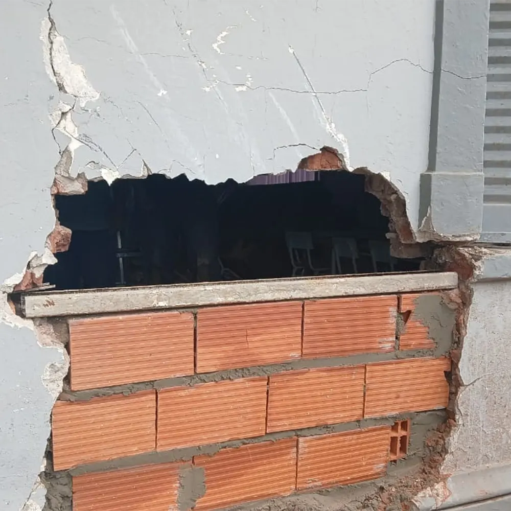 Agujero en la pared del jardín de infantes