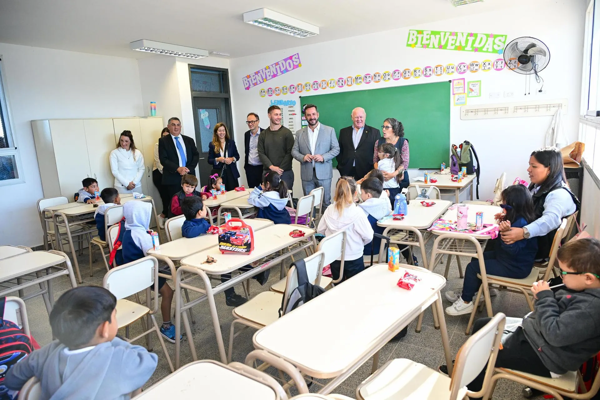 el intendente y otros funcionarios en una de las aulas de la escuela