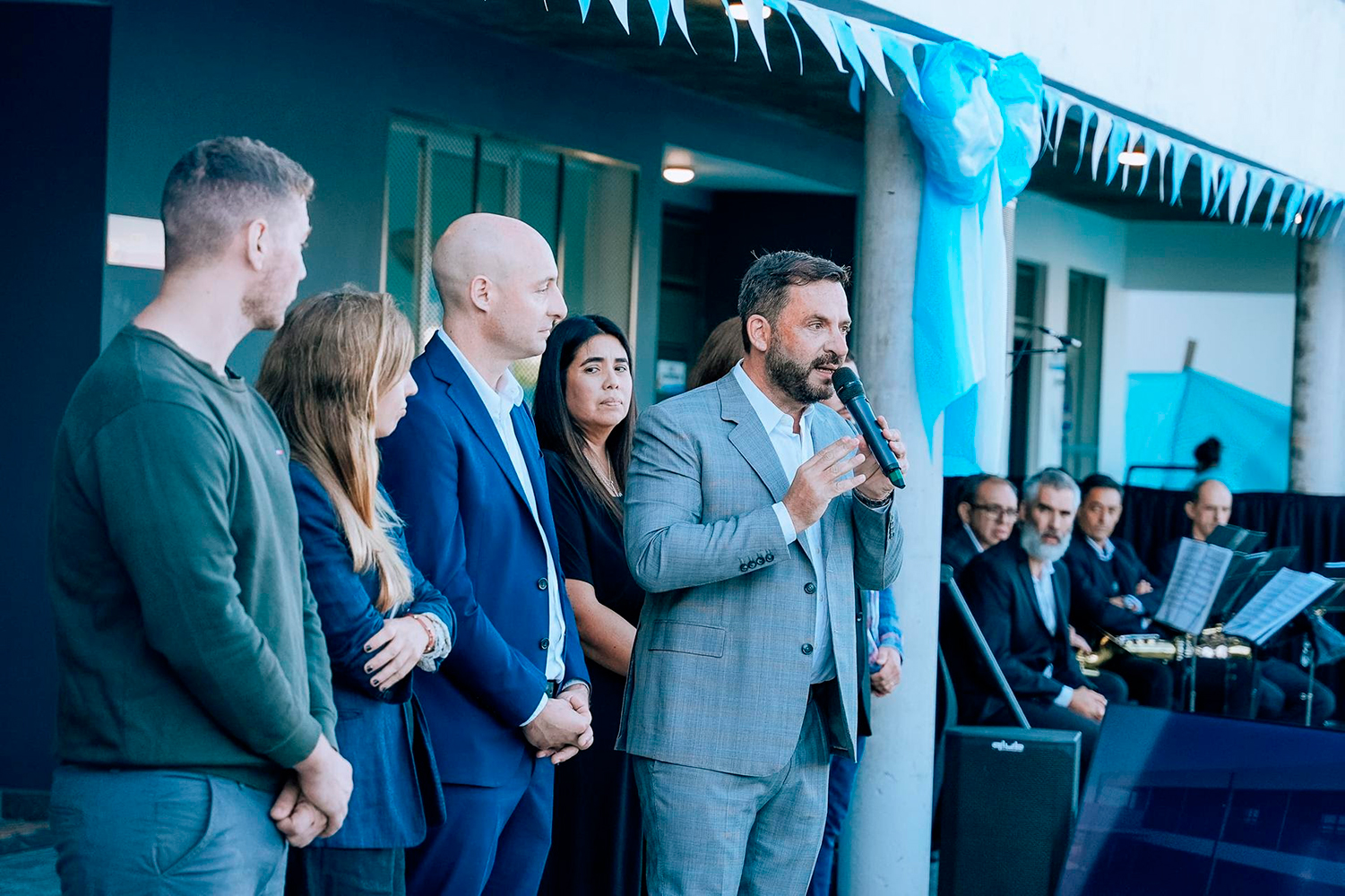 el intendente da su discurso rodeada de funcionarios en la inauguración de la escuela