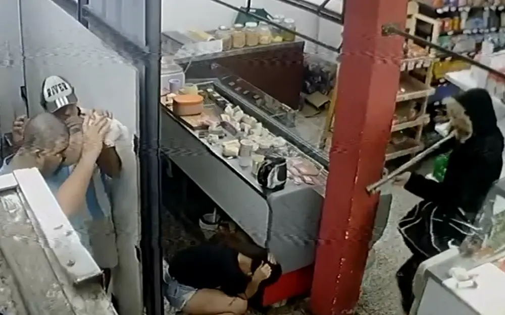 “No te hagas matar”: roban a mano armada un supermercado de Escobar