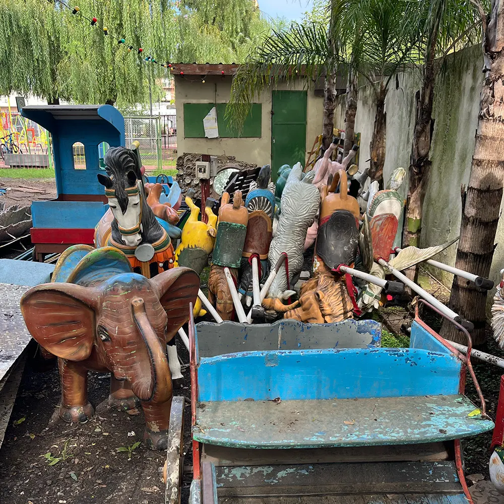 los asientos de la calesita desarmados