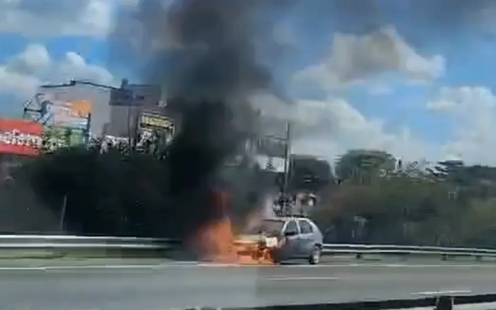 Fuego en la autopista: un auto se incendió en el puente de Maschwitz