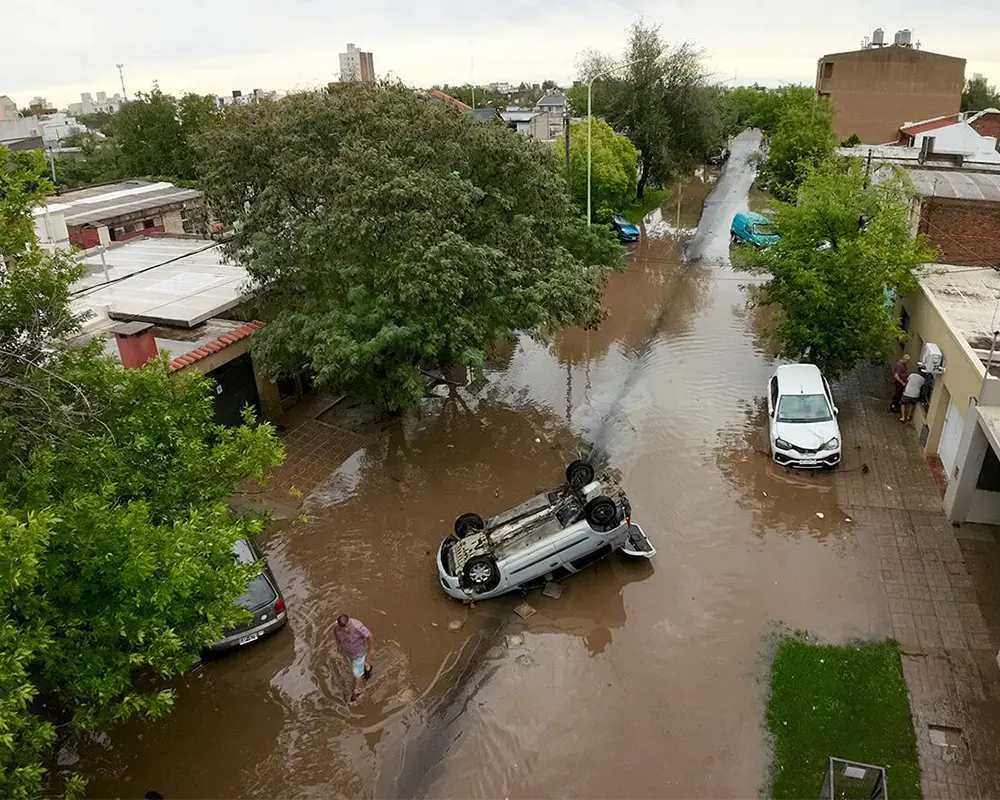 calle inundada en bahía blanca