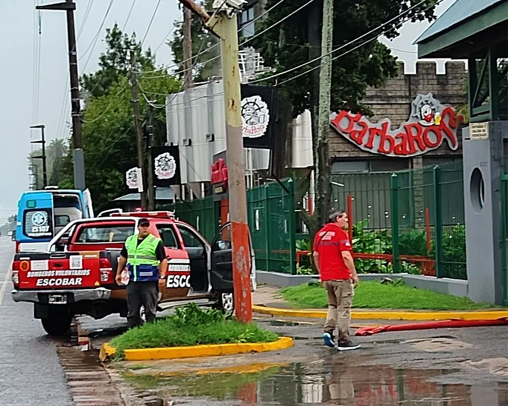 bomberos en la entrada de barbaroja