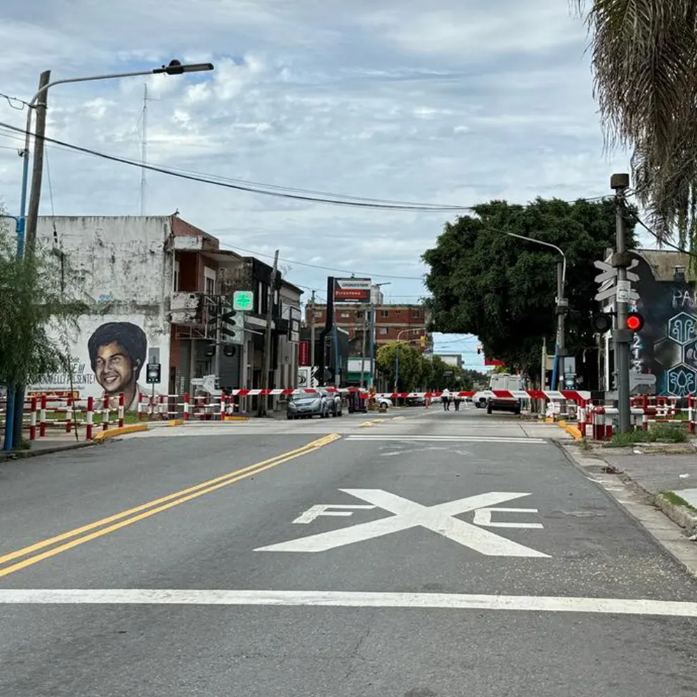 Paso a nivel de la avenida 25 de Mayo, en Belén de Escobar, con las barreras bajas