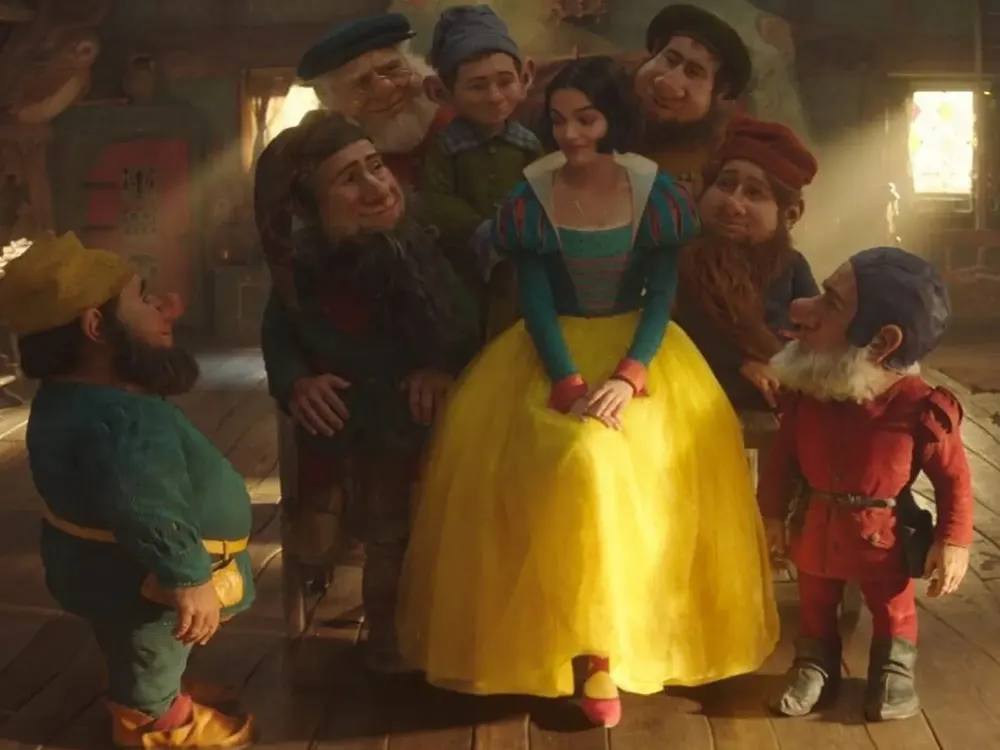 Blancanieves dentro de la casa de los siete enanos