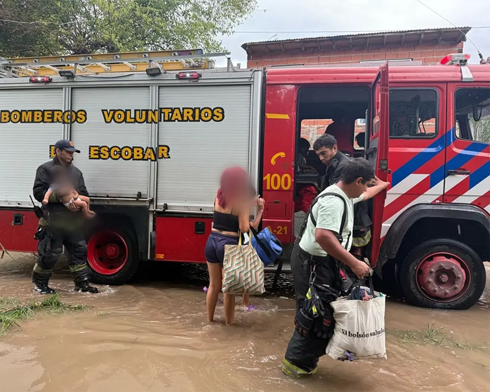 bomberos asisten a personas afectadas por el temporal