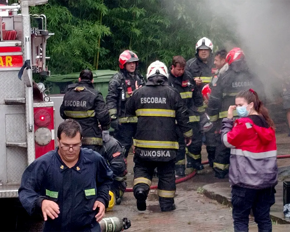 bomberos trabajando en la fábrica de BarbaRoja