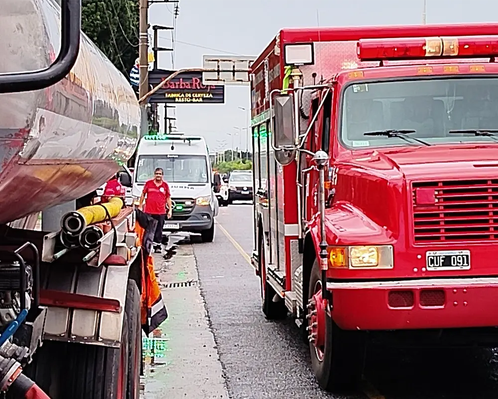 bomberos en la ruta 25 frenta a la fábrica BarbaRoja