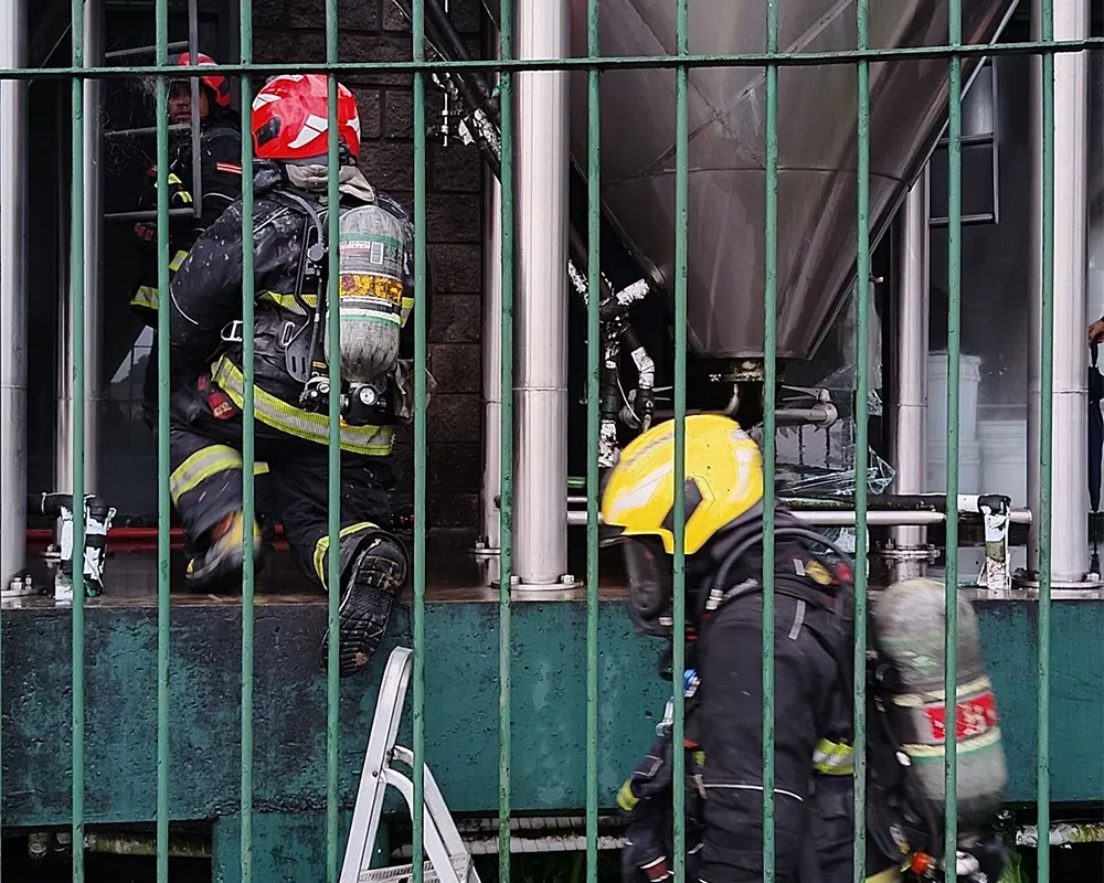 bomberos trabajando en la fábrica de BarbaRoja