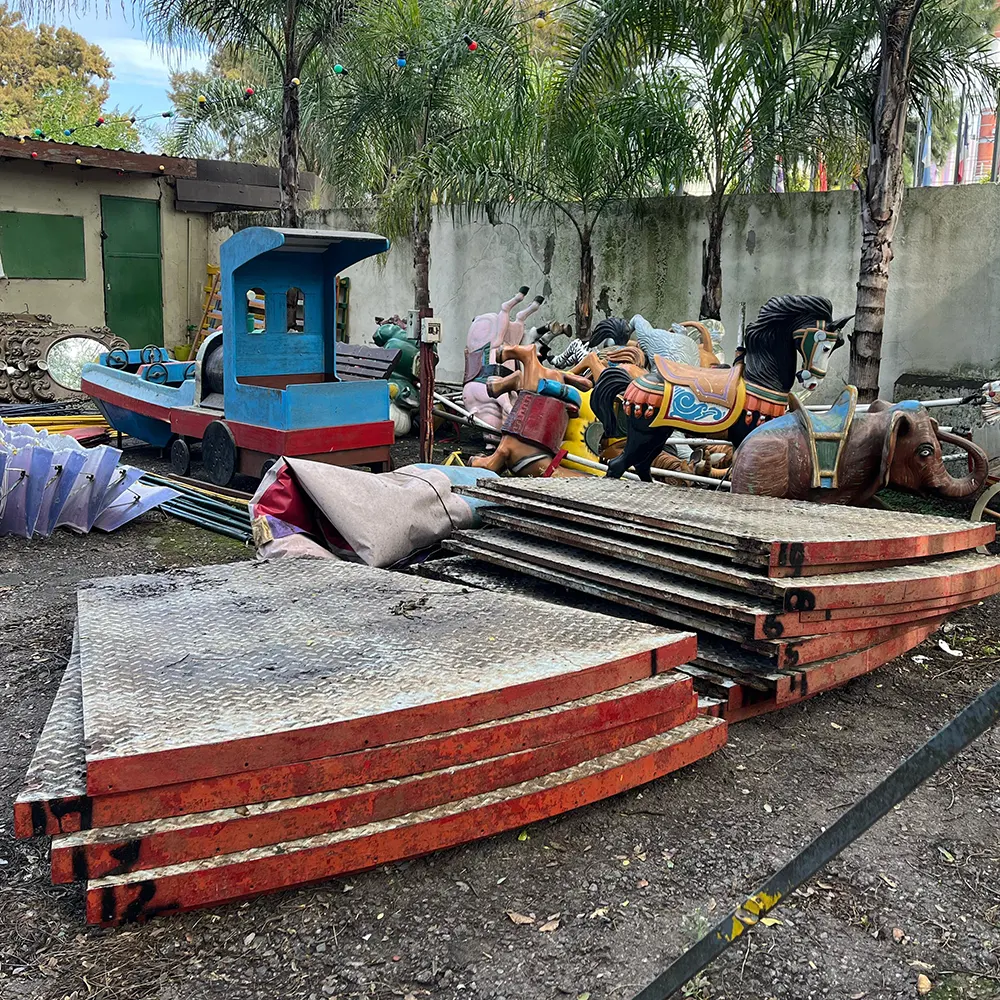 la plataforma y los asientos de la calesita, listos para ser trasladados