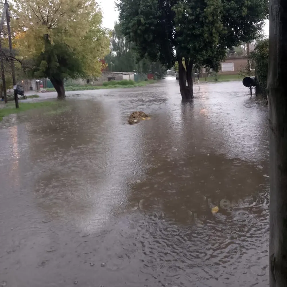 Calle anegada por la lluvia en Garín