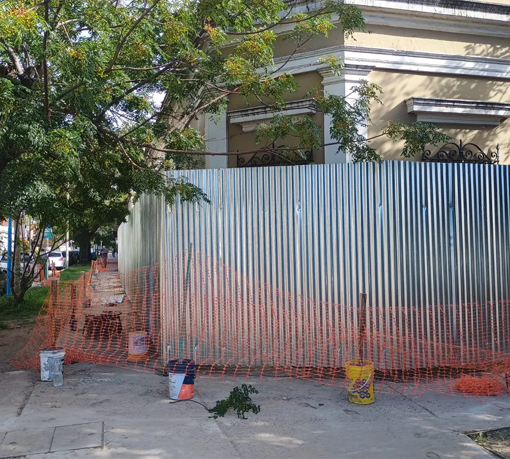 cerco de obra de chapas  colocado en la casona