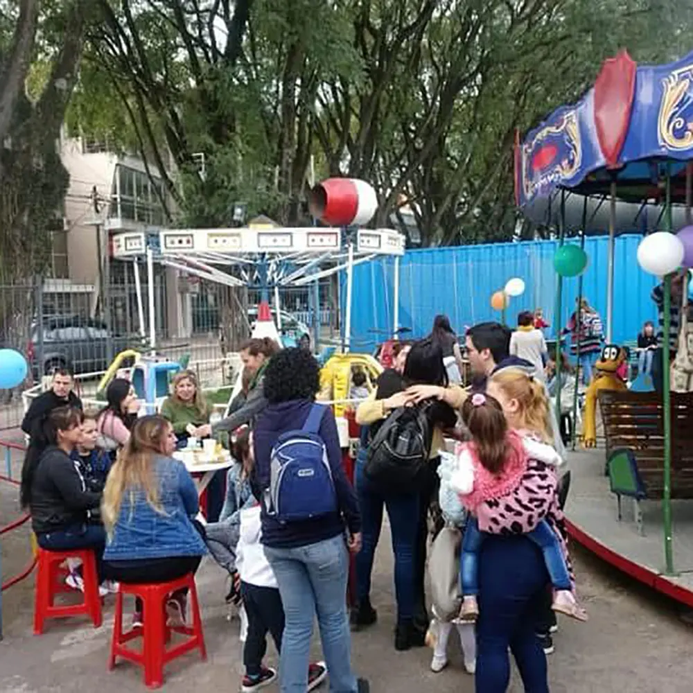 Niños en la calesita del campito de la estación