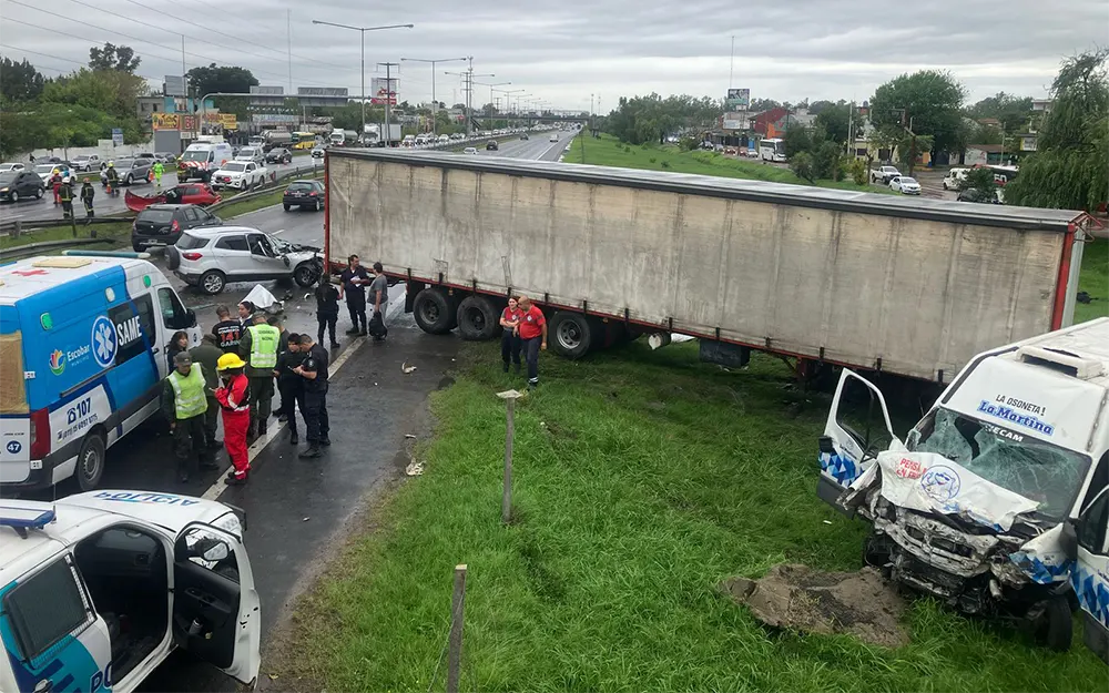 Grave accidente en cadena en la autopista: un camión atropelló a cuatro autos