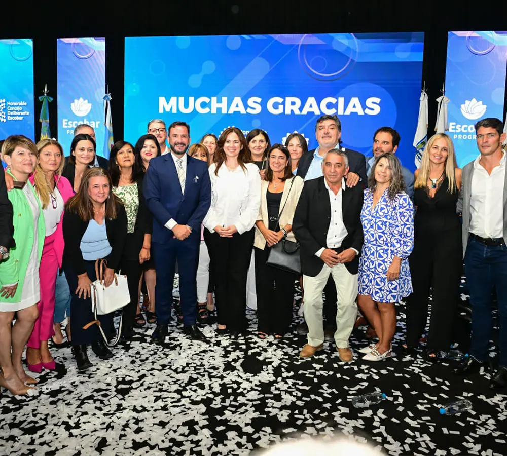 concejales oficialistas y opositores junto al intendente Ariel Sujarchuk