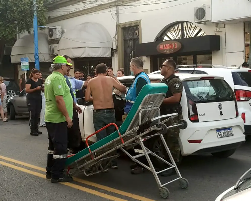 el conductor dialoga con inspectores y policías