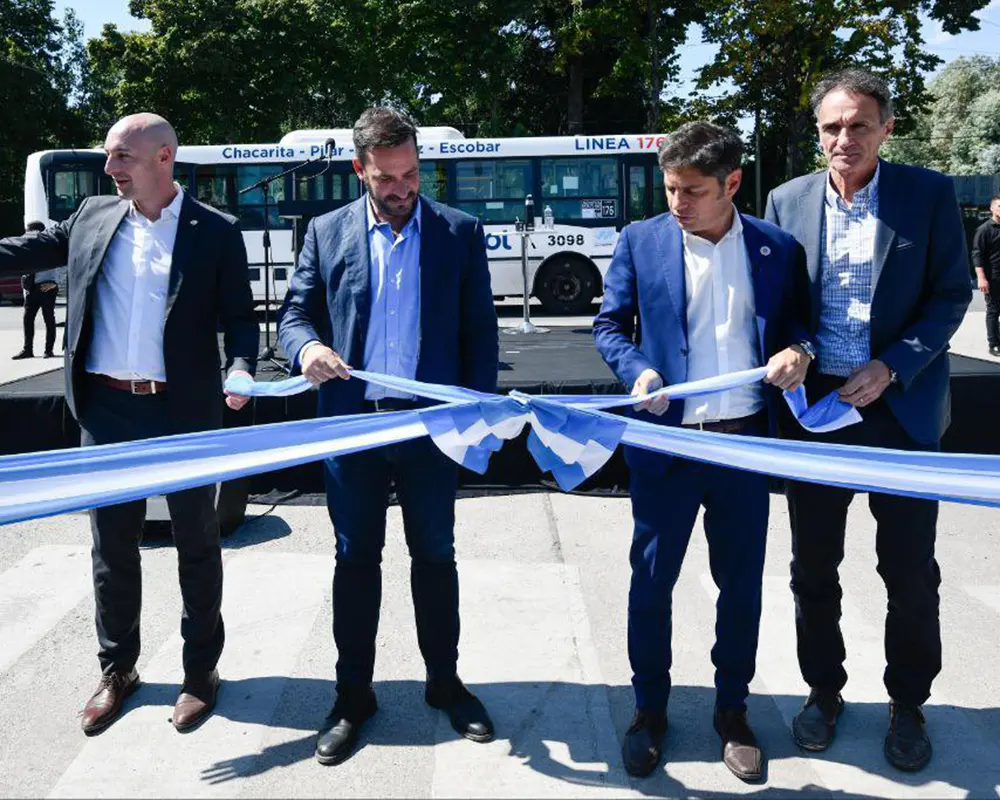 Kicillof, Sujarchuk y otros funcionarios en el corte de cintas de la ruta 26