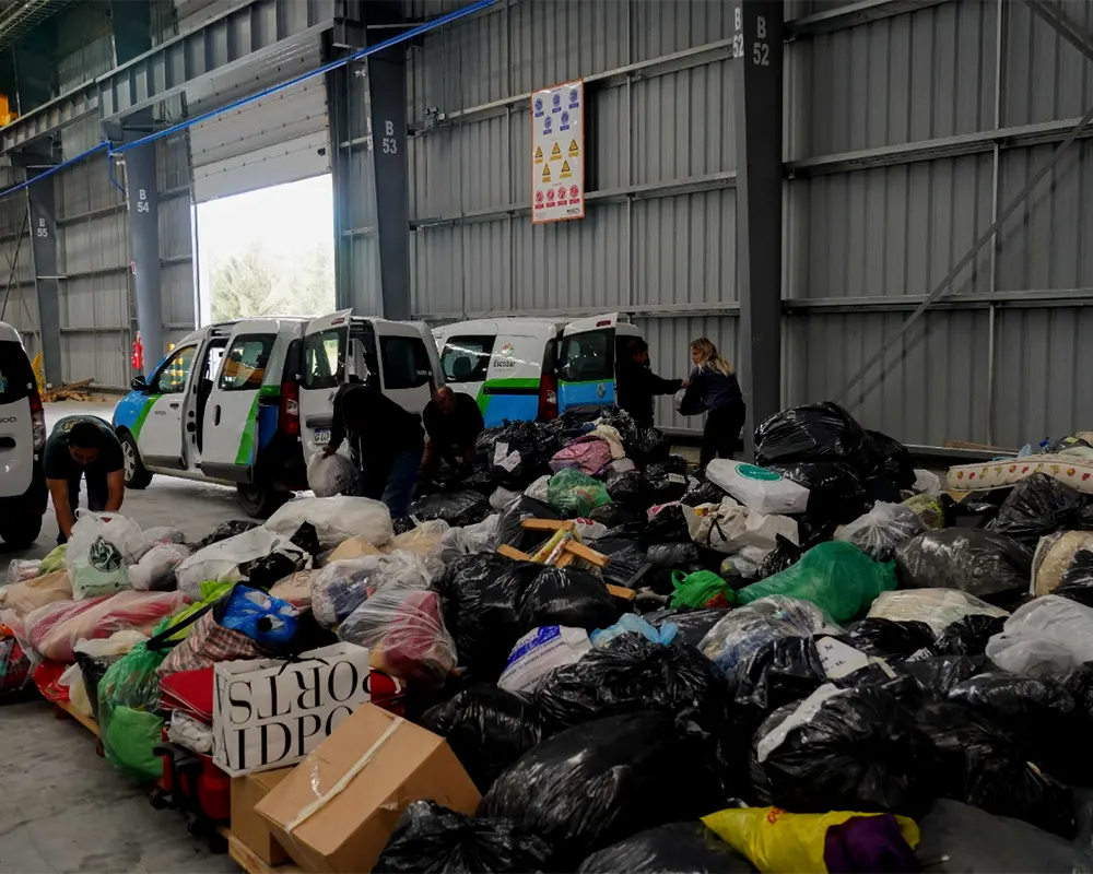 voluntarios clasifican las donaciones de los vecinos