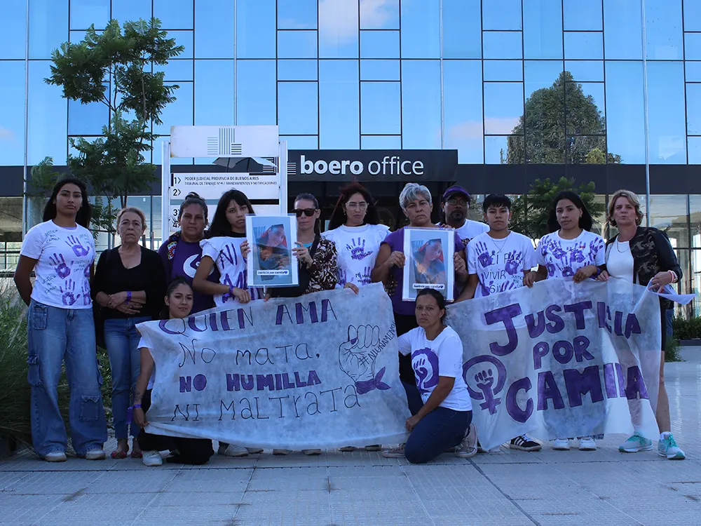 Familiares de Camila José, la joven atacada por su ex pareja, en el Polo Judicial