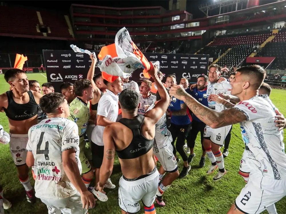 Festejo del plantel de Armenio luego de clasificar en la Copa Argentina.