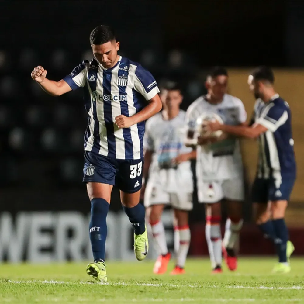 "Bebelo" Reynoso celebra el gol del empate ante Armenio