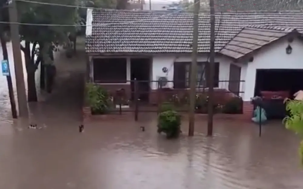 La lluvia provocó graves anegamientos en varios lugares de Garín