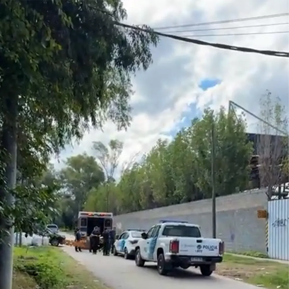 Bomberos y policías en el lugar donde un hombre fue apuñalado.