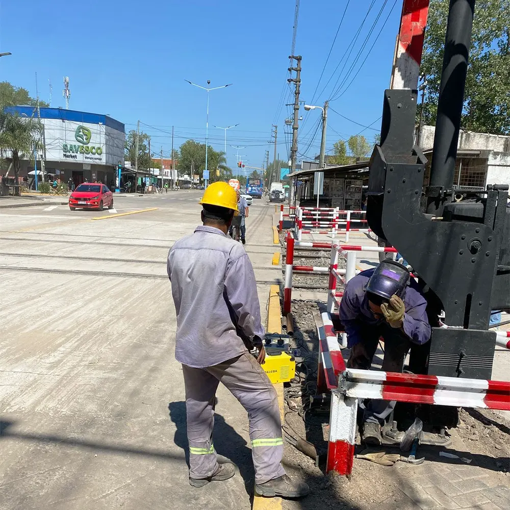 Trabajadores de la Linea Mitre en Maquinista Savio