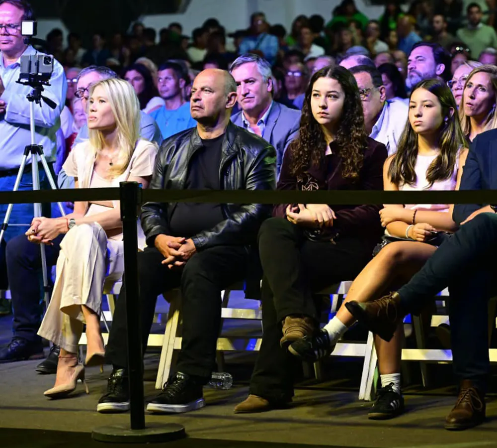 Macarena Lemos, junto la hermano y las dos hijas de Sujarchuk