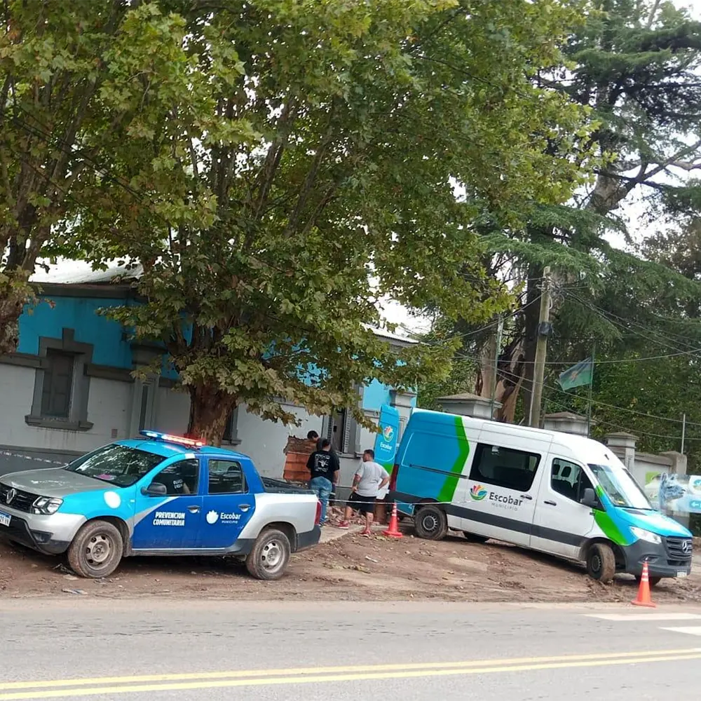 Móviles municipales en el lugar del accidente