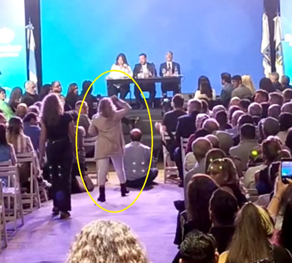 mujer a los gritos mientras habla la presidenta del concejo