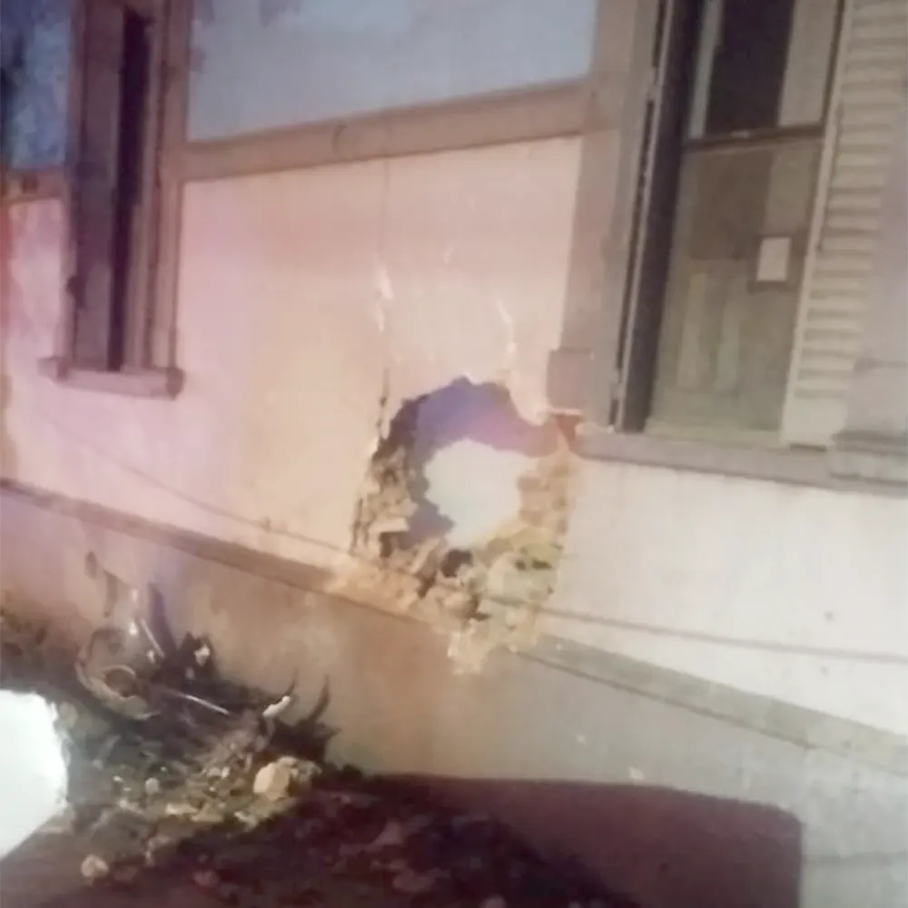 Agujero en la pared del jardín de infantes