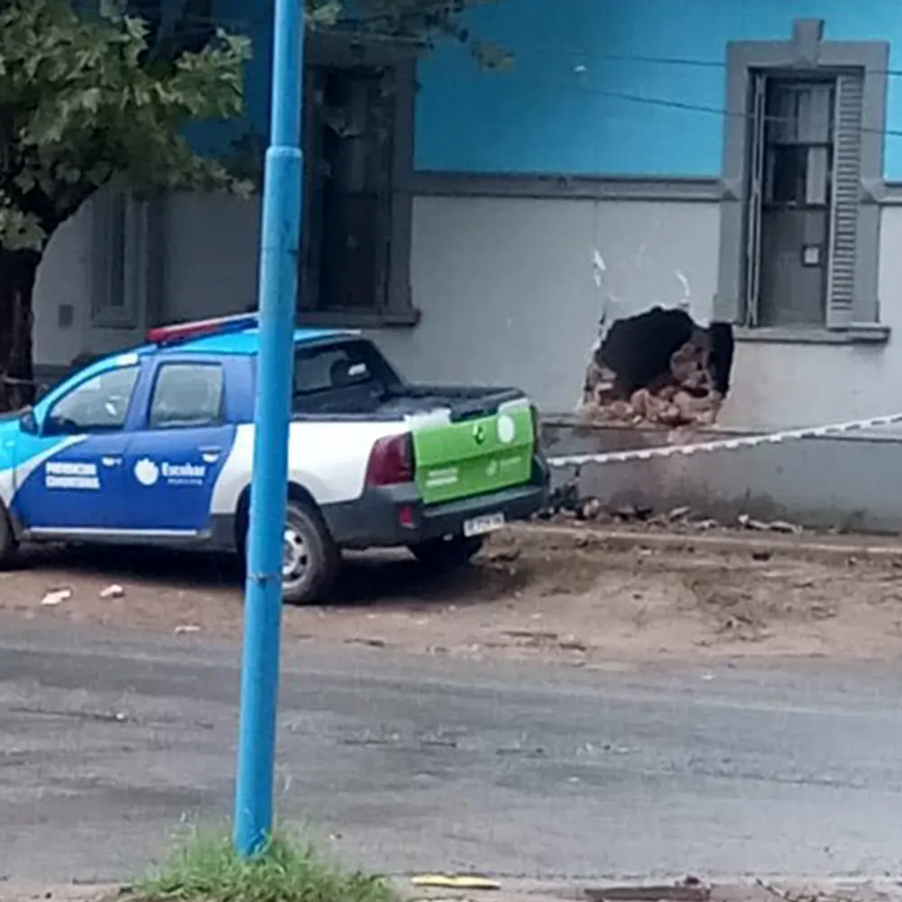 El agujero que dejó en la pared el auto al chocar
