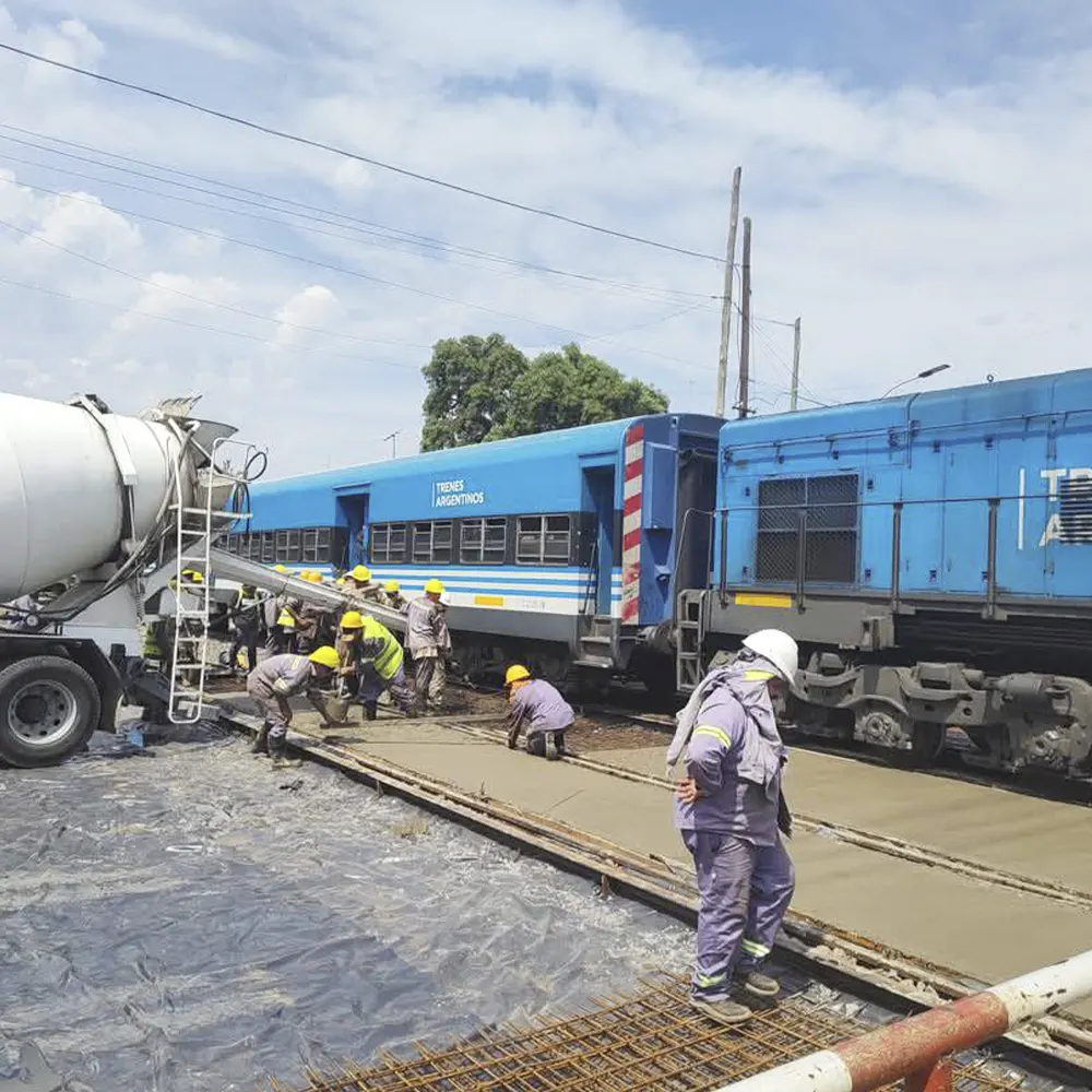 Trabajadores colocando malla para el concreto en nuevo Paso a nivel