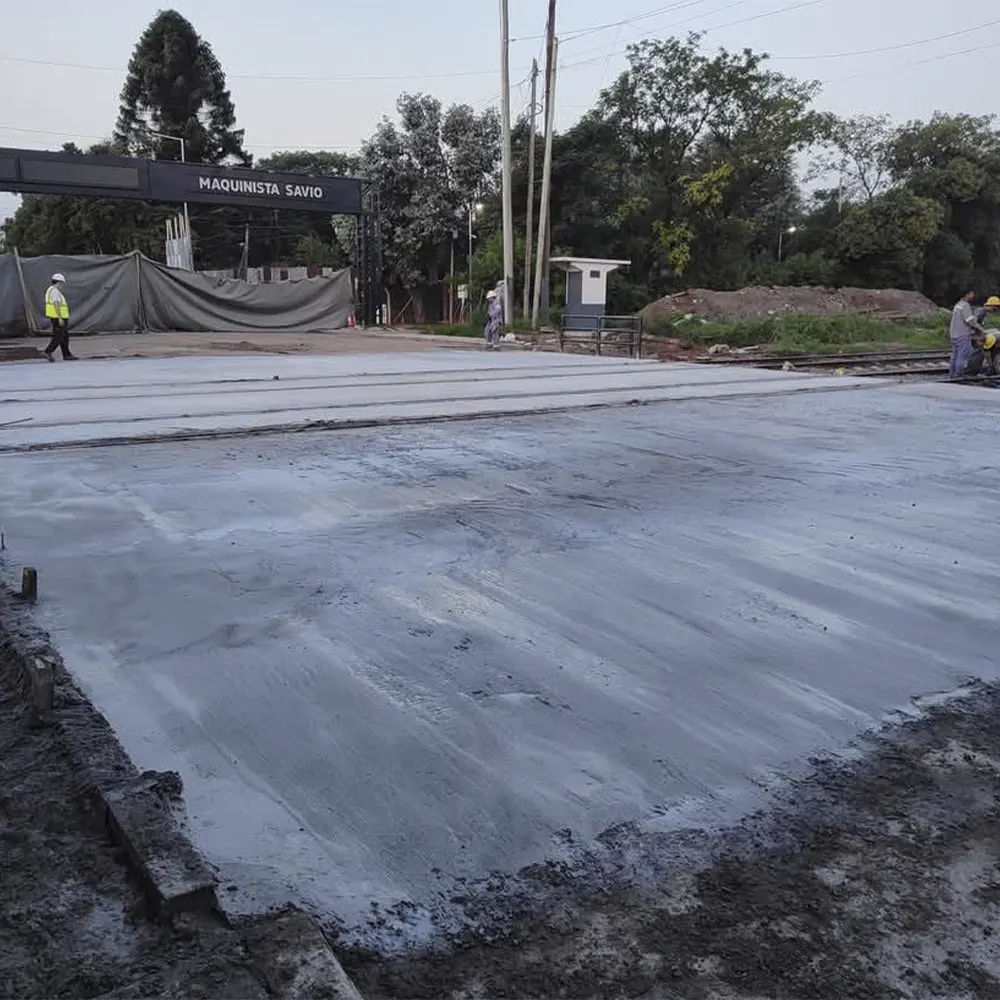 Secado de concreto en nuevo Paso a Nivel