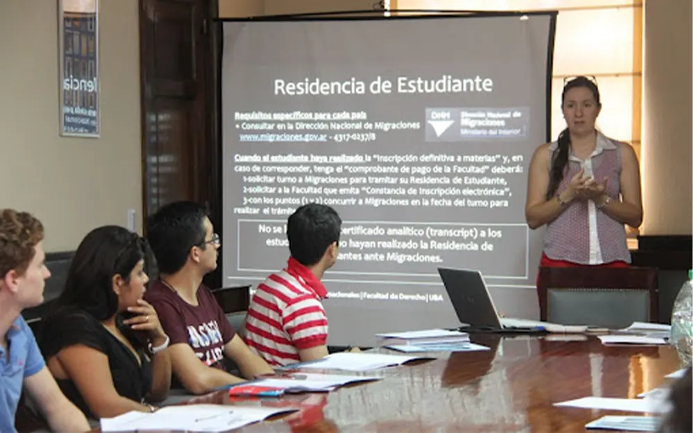 Estudiantes de Derecho dan asesoramiento legal gratuito en Escobar