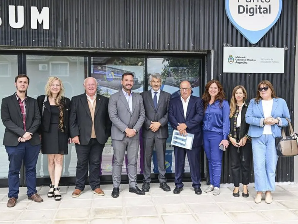 El intendente Ariel Sujarchuk y representantes de la Facultad de Derecho, junto a otras autoridades 