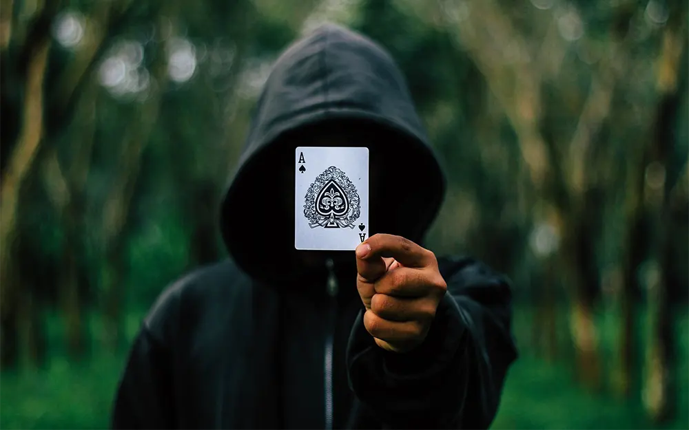 Lenguaje corporal inverso: cuando los jugadores usan señales falsas para engañar